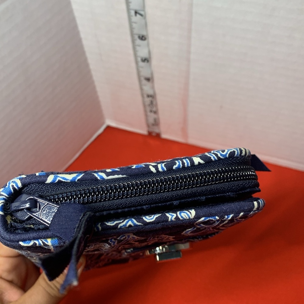 NWOT Vera Bradley wallet blue and white Zip Around Turnlock Quilted - Picture 4 of 11
